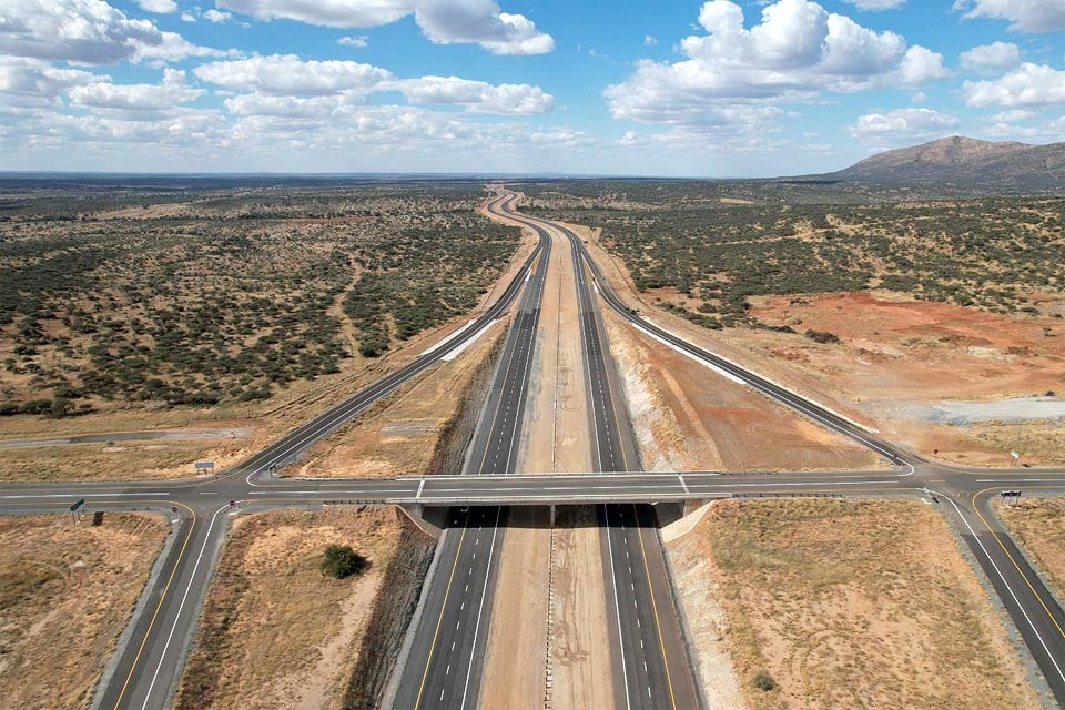 25-11-18 bridge Dordabis Hage Geingob Freeway airport - RA 25-11-11 web 960 x 640