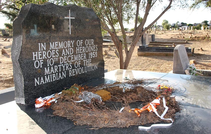 25-12-09 Memorial stone 10 Dec 1959 Old Location 12-04 web 850 x 540
