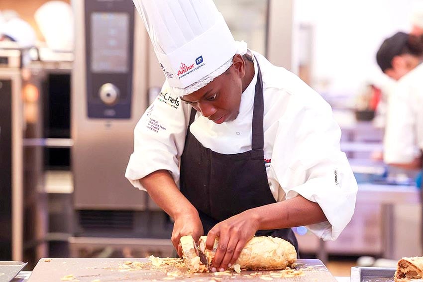 26-06-16 Global Chefs Challenge Elizabeth Isai action 26-05 web 850 x 567