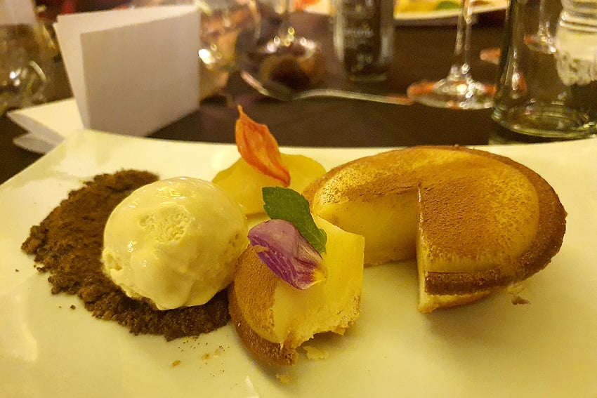 Namibian dessert cuisine à la Chaîne des Rôtisseurs Mini milk tart with salted caramel ice cream on chocolate base caramelised pear Photo Sven-Eric Stender