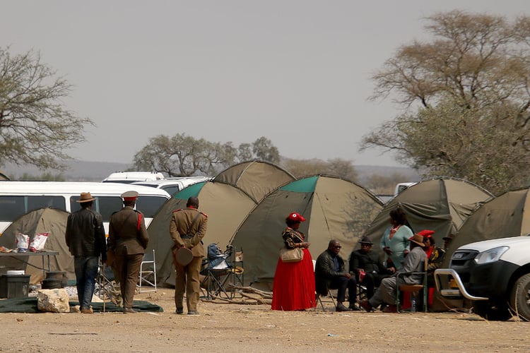 23-08-29 tents cars women men Red Flag Day Okahandja 23-08-27 web 960 x 640Â 