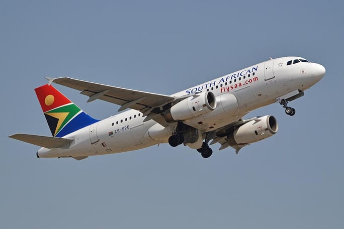 The pilot strike at South African Airways (SAA) also affects flights on the Johannesburg - Windhoek route.  Photo (2014): Alan Wilson, Wikipedia [https://commons.wikimedia.org/wiki/File:Airbus_A319-131_%27ZS-SFG%27_South_African_Airways_(15554993244).jpg]