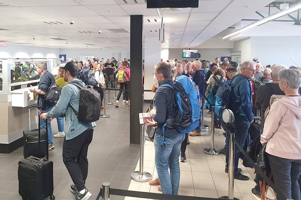 25-04-01 arrival counters HKIA 24-11-29 web 960 x 640  Not ONE comment on the WhatsApp groups of Namibia's travel industry. Tour operators, car hire companies and tour guides also did not report any major problems for their guests when directly contacted by Namibian.org.  The 'Visa on Arrival', new for many Namibia holidaymakers, seems to have got off to a smooth start. It is valid from today. And no, this is not an April Fool's joke ;)) Only here and there did the issuing at the immigration counter take a little longer, one tourism company said.  The regulations had been the subject of discussion in the travel industry for months. There have also been several meetings between tourism associations, the investment agency NIPDB and the Ministry of Home Affairs, Immigration, Safety and Security (MHAISS).  Until last week, MHAISS was still making changes. Many travel companies and holidaymakers in Namibia in particular were unsettled. But the worries proved to be unfounded, at least on the first day.  E-visa shortens waiting time at the counter  The 'Visa on Arrival' can be obtained directly at the immigration counter. The application form is available on the plane or at the border post. In addition to a valid passport, you will need booking confirmations, health insurance and a credit card (for details see special page on the Gondwana Collection Namibia website [https://gondwana-collection.com/visa-namibia-information]).  However, it is advisable to apply for the 'Visa on Arrival' online in advance â€“ on the e-service website of the immigration authorities [https://eservices.mhaiss.gov.na/visaonarrival]. This should significantly shorten the processing time at the counter. Gondwana's special page [https://gondwana-collection.com/visa-namibia-information] also offers good step-by-step assistance for this.  Or you can ask for a verbal & visual introduction. The Namibia Tourism Board (NTB) has produced a short YouTube video [https://www.youtube.com/shorts/5LXjIcjuKiQ] with the German-Namibian musician and presenter Eric â€˜Eesâ€™ Sell.  The visa on arrival for citizens from non-African countries costs 1,600 Namibia Dollar (currently a good 80 euros; amount at the current exchange rate [https://www.xe.com/currencyconverter/convert/?Amount=1600&From=ZAR&To=EUR], 1 N$ = 1 rand). Children between the ages of 6 and 11 pay half, children under the age of 6 are free of charge.  According to the Ministry of the Interior, more than 12,500 e-'Visas on Arrival' had already been issued by yesterday. This means revenue of around 19 million Namibia Dollar (currently more than 95,000 euros; amount at the current exchange rate [https://www.xe.com/currencyconverter/convert/?Amount=1900000&From=ZAR&To=EUR]).   Sven-Eric Stender