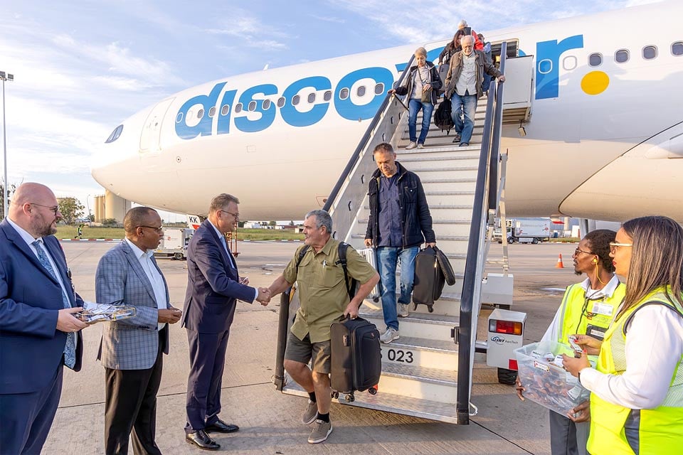 Guest maiden flight new route Munich Windhoek German Ambassador Namibia Thorsten Hutter handshake gift Photo Discover Airlines