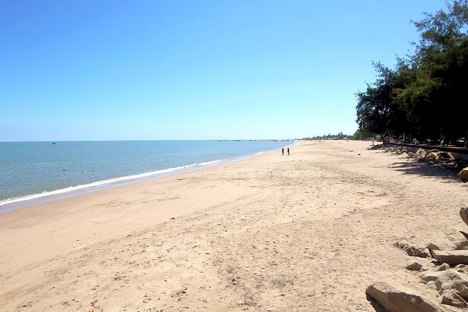 Namibia Angola package deserts sparsely populated beaches Praia Morena Angolan region Benguela Photo David Standley Wikivoyage