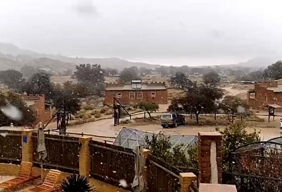 Softly falls snow 5 August 2025 Desert Horse Inn Klein-Aus Vista eastern edge southern Namib Desert Aus Photo Screenshot video Piet Swiegers Petro Kruger Scheun Facebook group NamibiÃ«