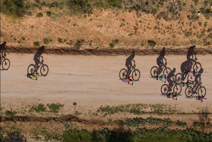 Desert Dash Namibia Mountain bikers on gravel route from Windhoek to Swakopmund Photo Event website Mit-BULLS-gewinnen.de