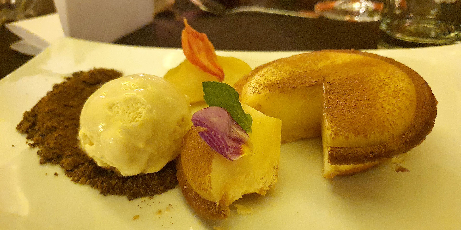 Namibian dessert cuisine à la Chaîne des Rôtisseurs Mini milk tart with salted caramel ice cream on chocolate base caramelised pear Photo Sven-Eric Stender